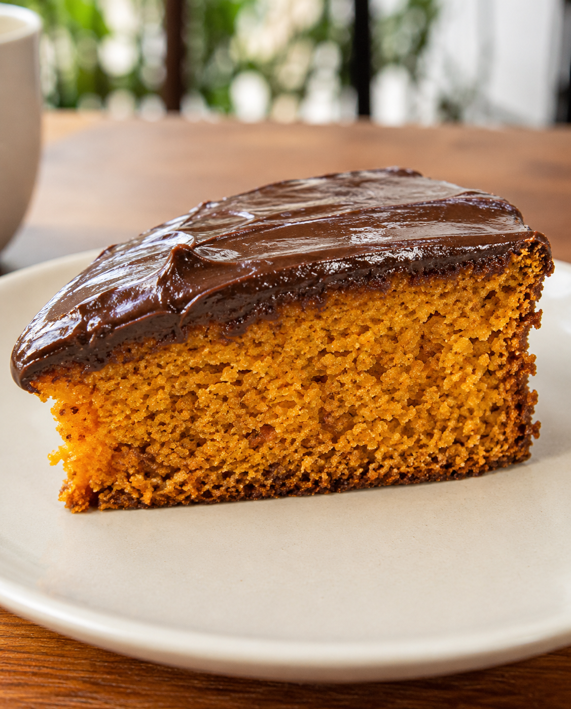 Bolo de cenoura com cobertura de chocolate negro