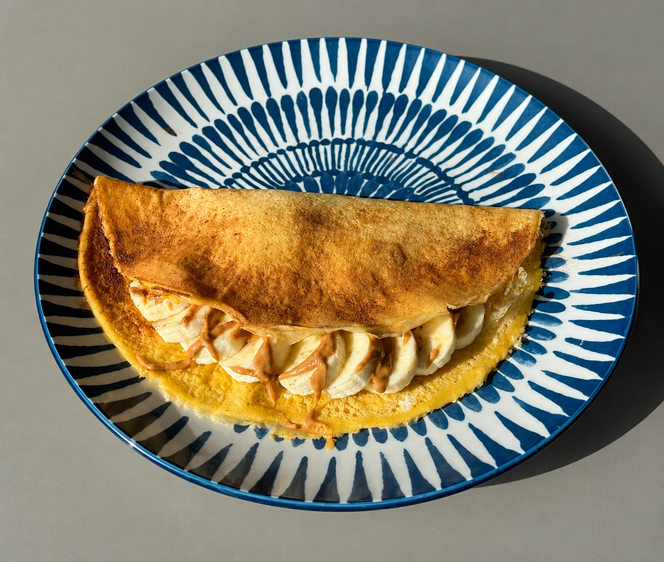 Crepe com banana e manteiga de amendoim