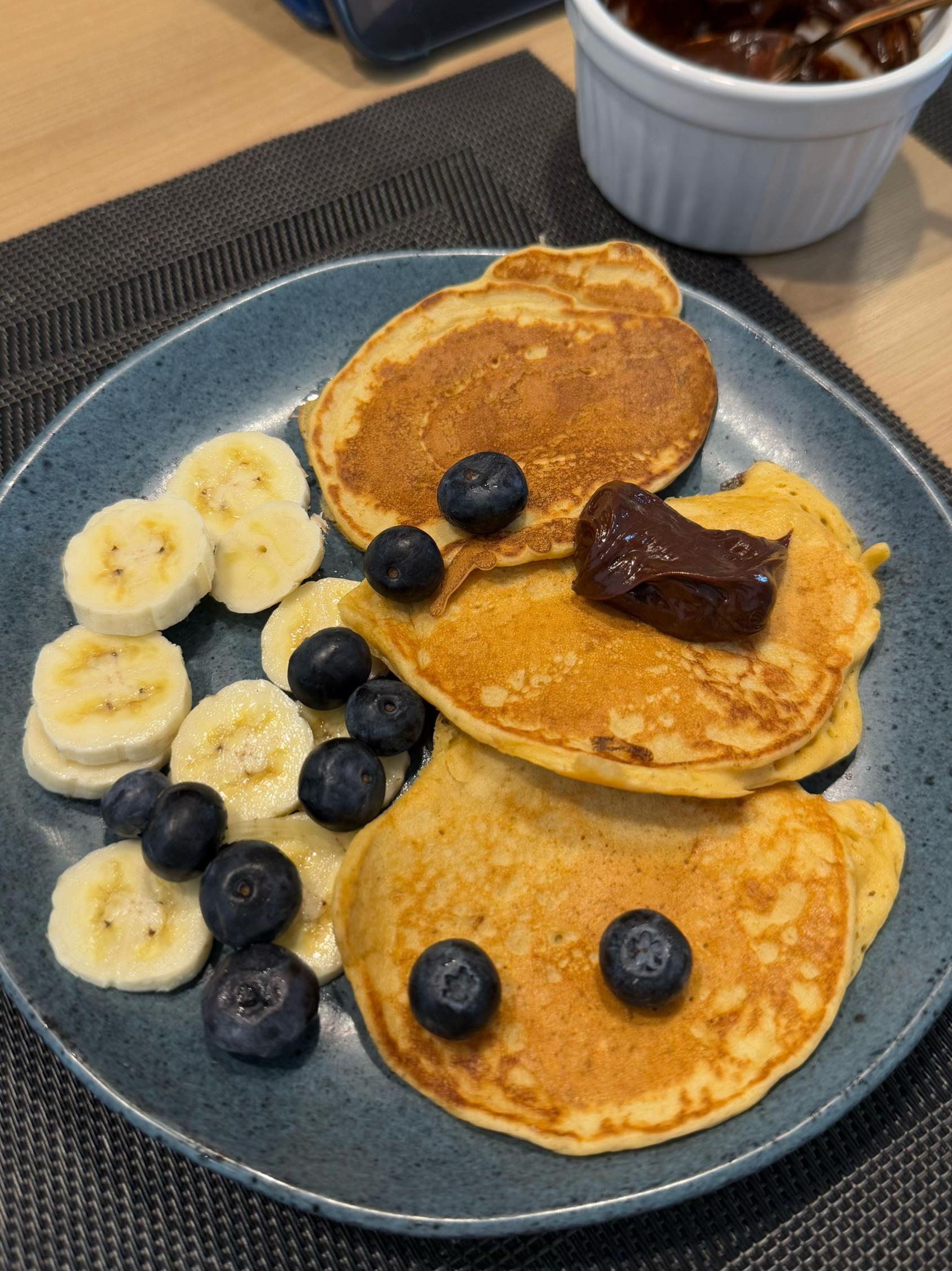 Panquecas com mirtilos, banana e chocolate