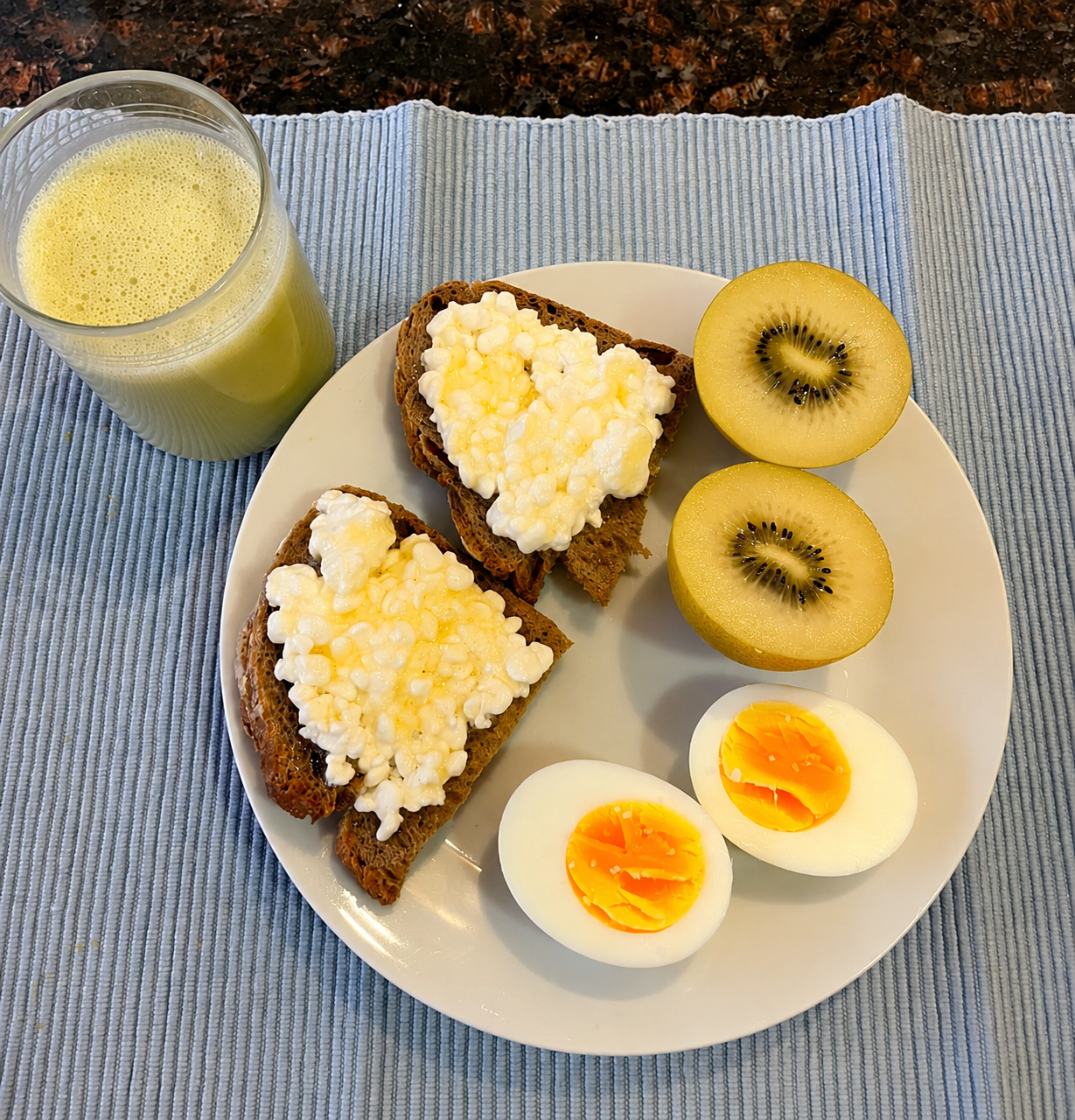 Tosta de queijo cottage com kiwi e ovo cozido