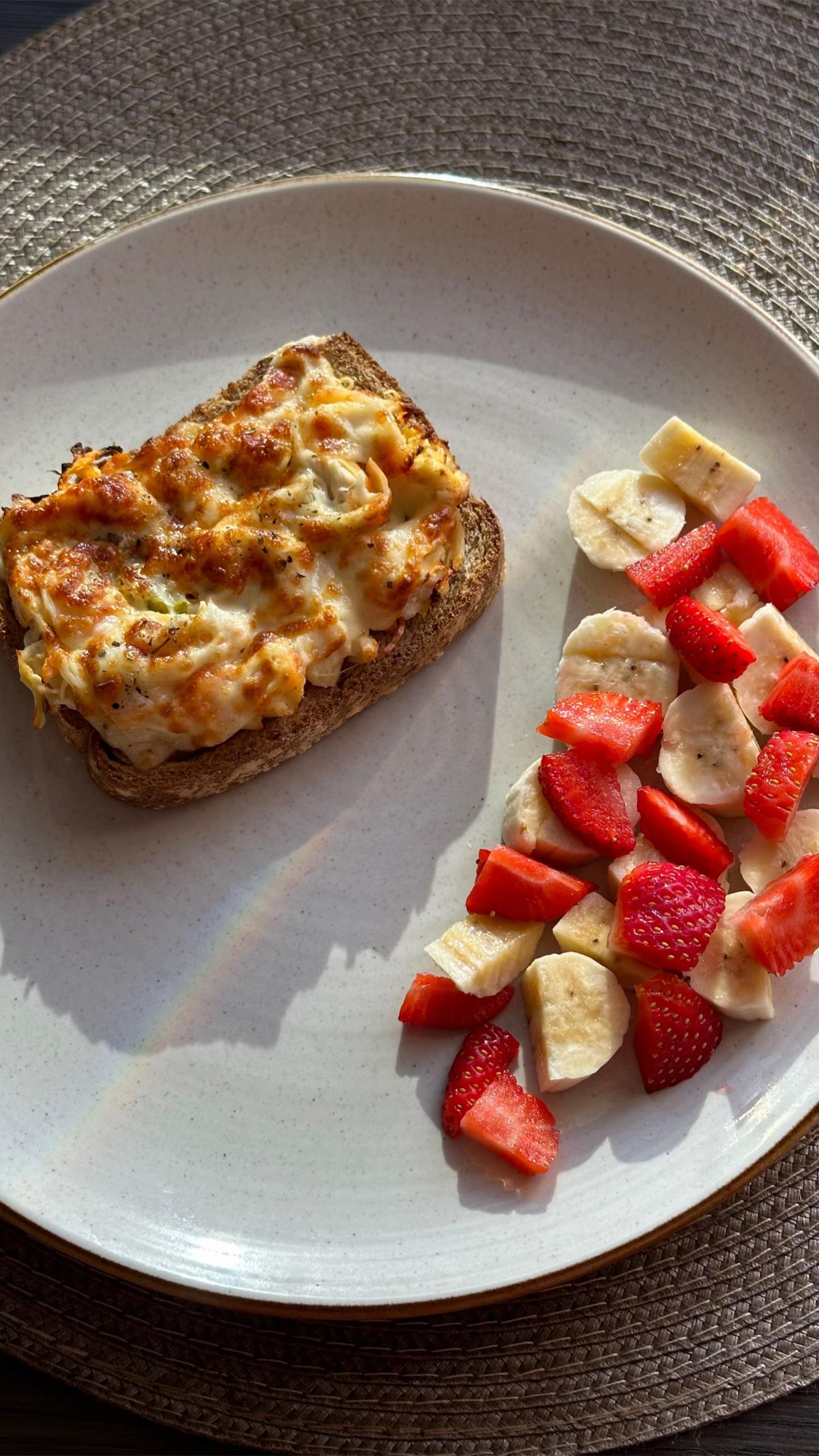 Tosta de queijo derretido com salada de fruta