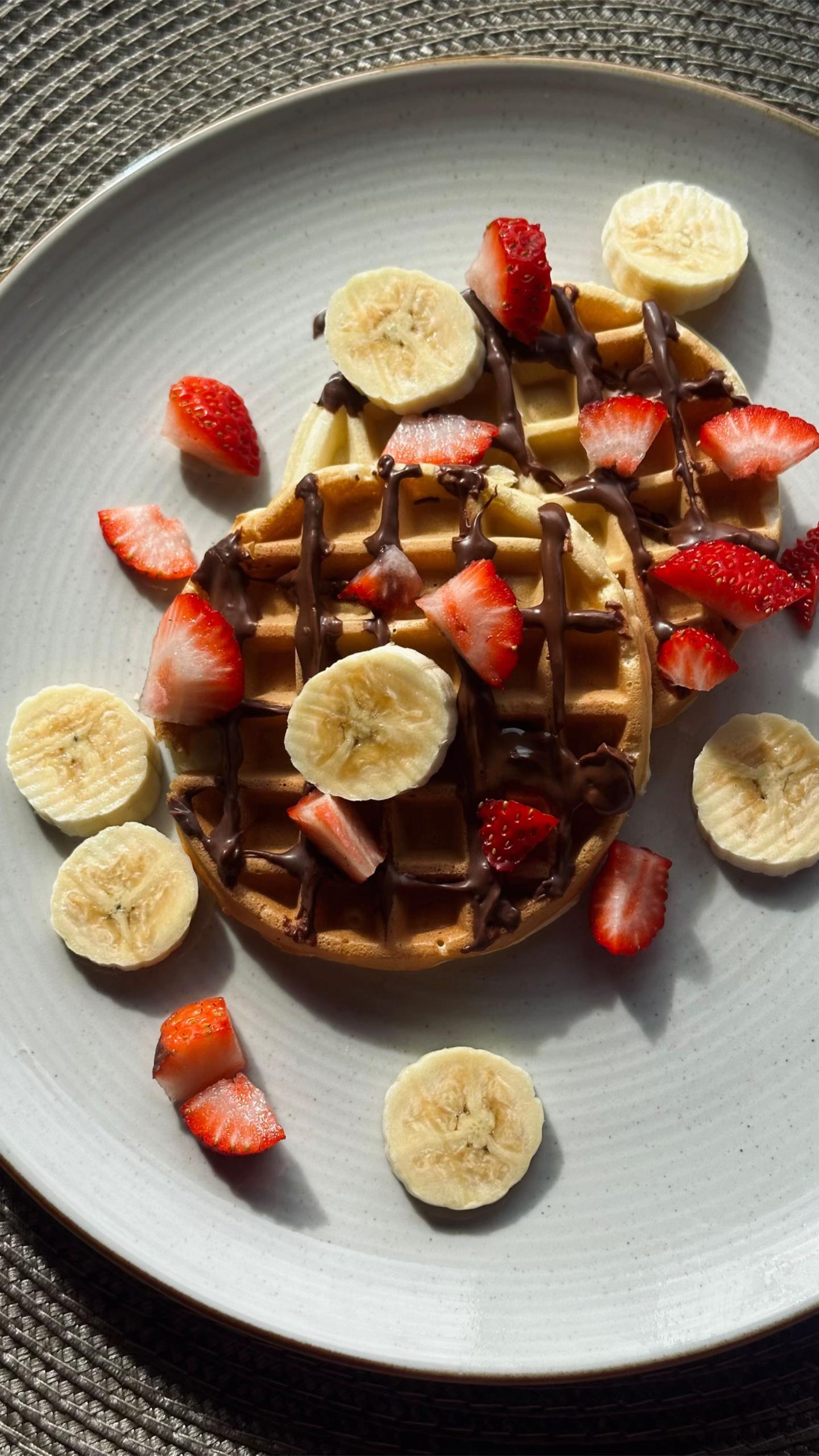 Waffle com morango, banana e chocolate