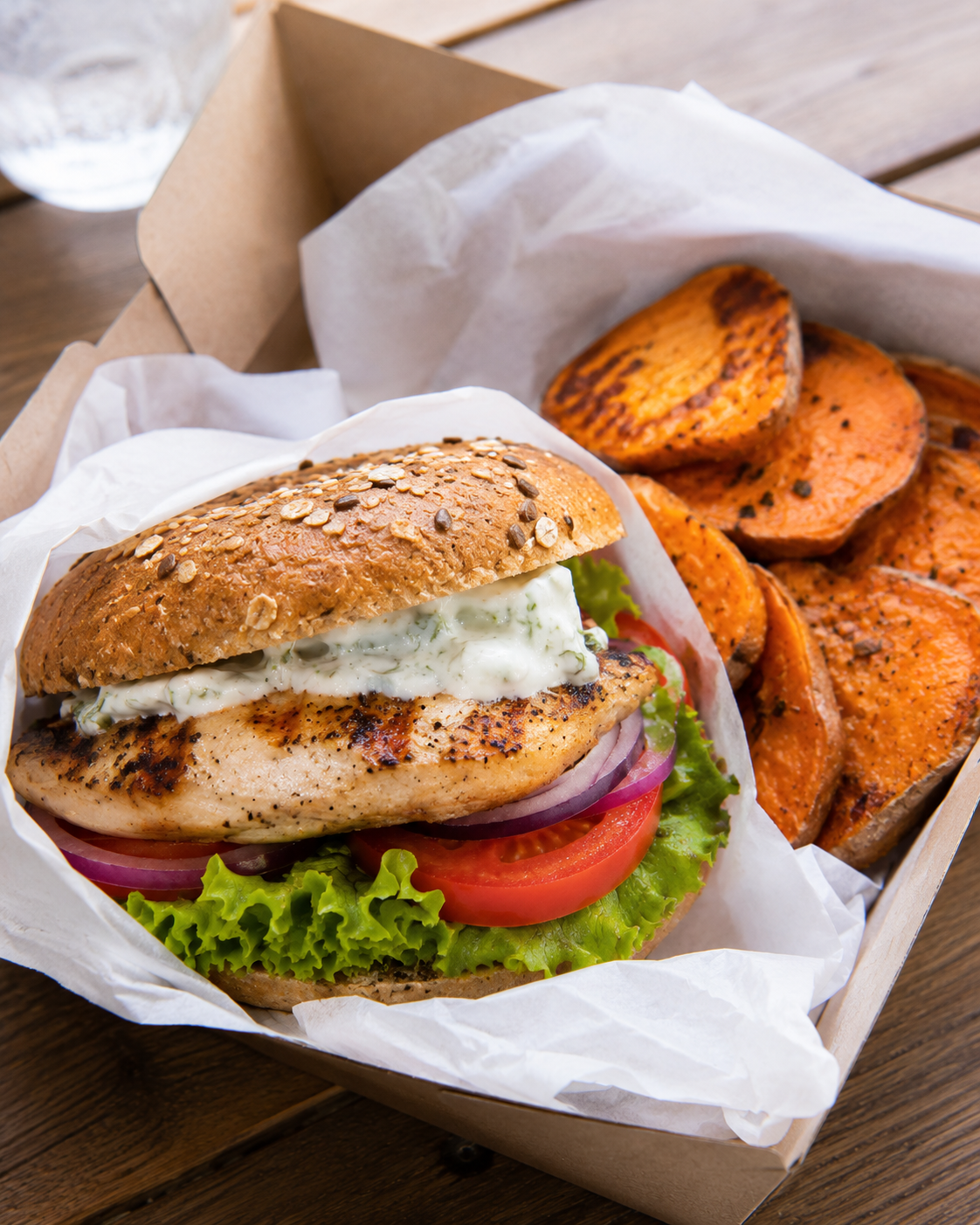 Hambúrguer de frango grelhado com pão integral